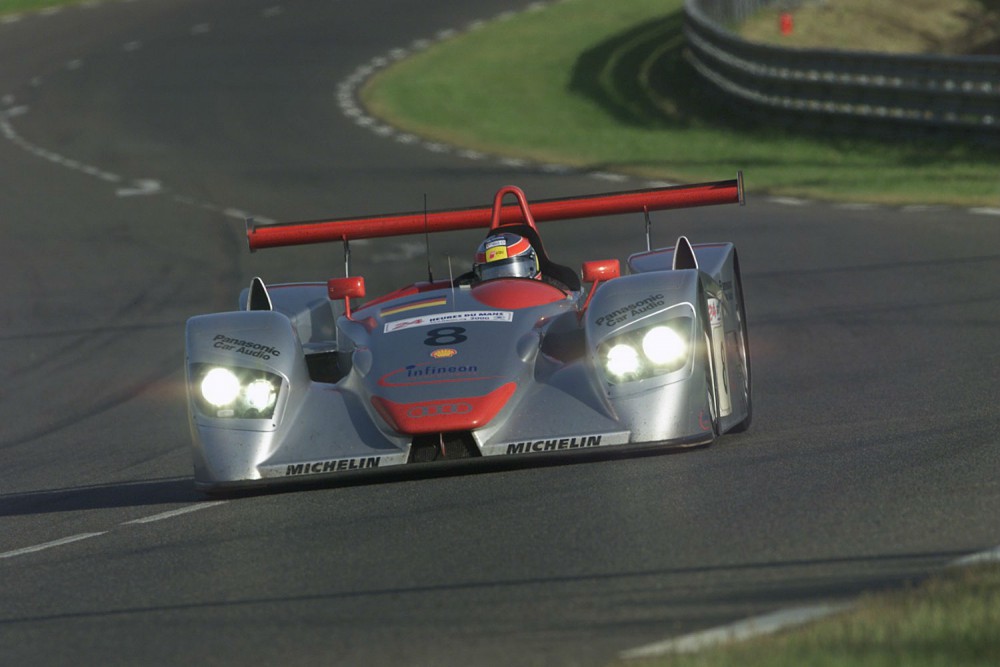 Tom Kristensen im Audi R8 auf der Rennstrecke von Le Mans 2000 (Foto: Audi)