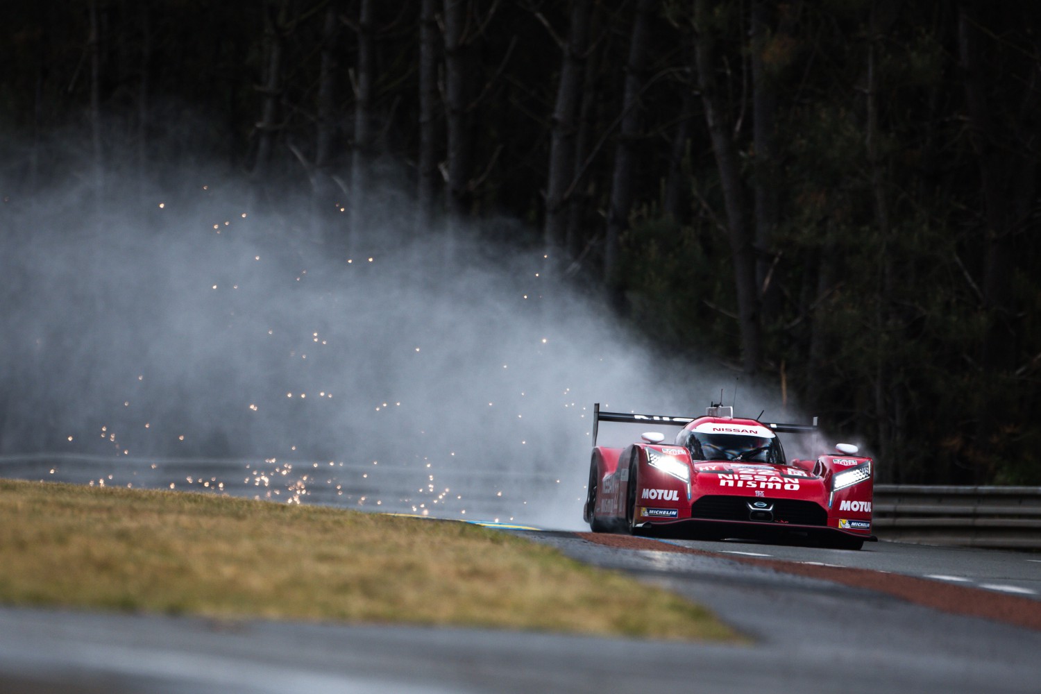 Car #22 / NISSAN MOTORSPORTS (JPN) / NISSAN GT-R LM NISMO Hybrid / Harry TINCKNELL (GBR) / Michael KRUMM (DEU) / Alex BUNCOMBE (GBR) - Le Mans 2015 (Foto: Nissan)