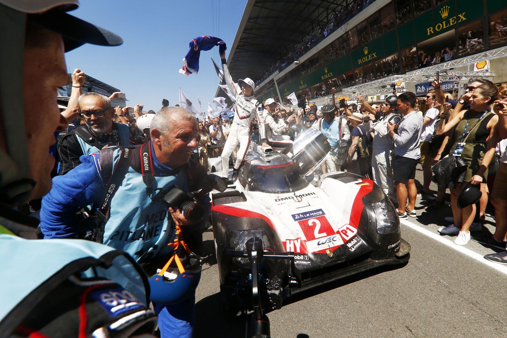 Das siegreiche Team des Porsche 919 #2 (Foto: Porsche)