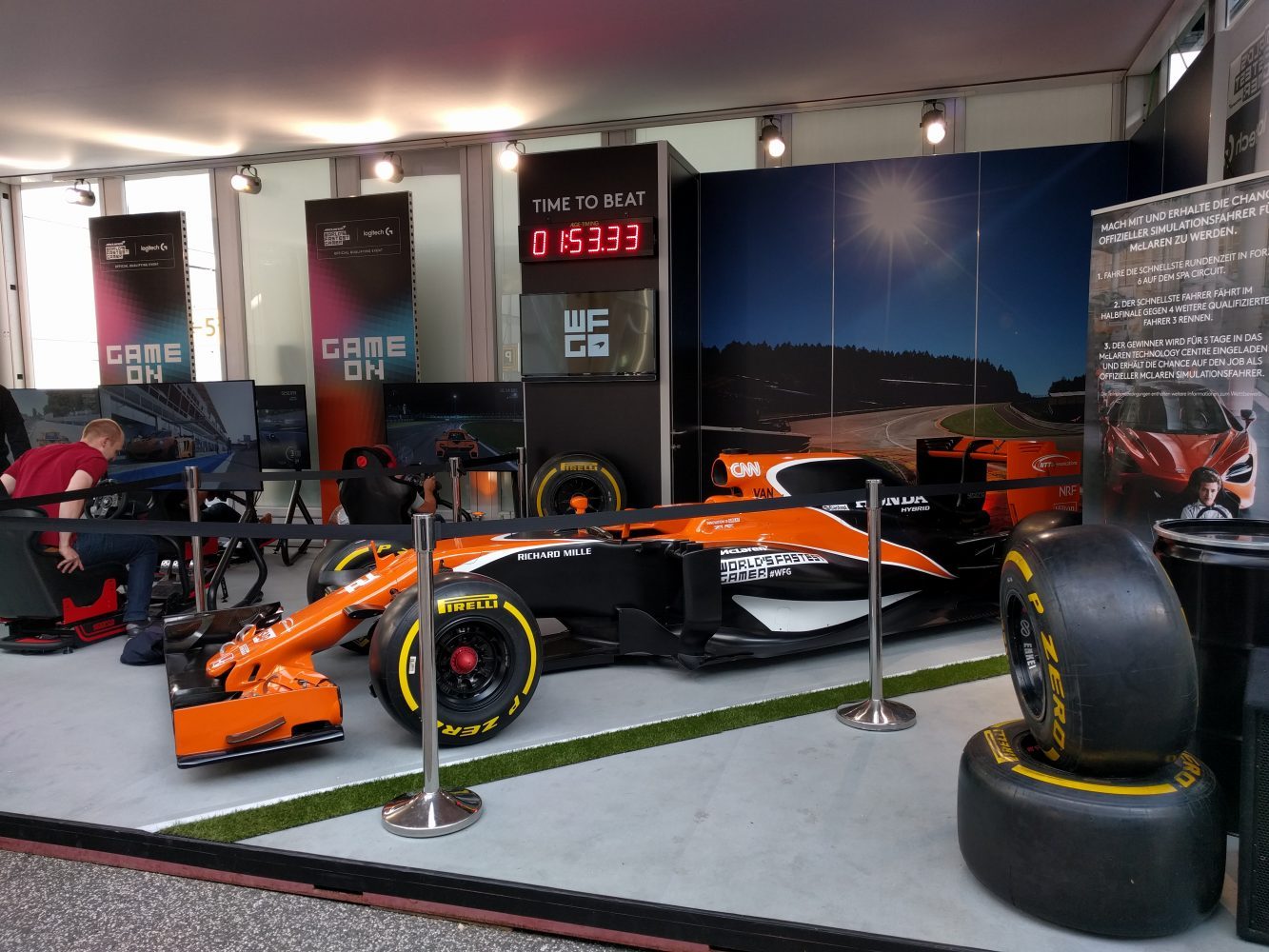 Links sind die Gaming-Setups bestehend aus Logitech-Lenkrädern, Sparco-Sitzen und PCs mit installiertem Forza 6 aufgebaut gewesen, rechts konnte man sich ein Formel-1 Promo-Auto von McLaren ansehen. (Foto: Hendrik Laudemann)