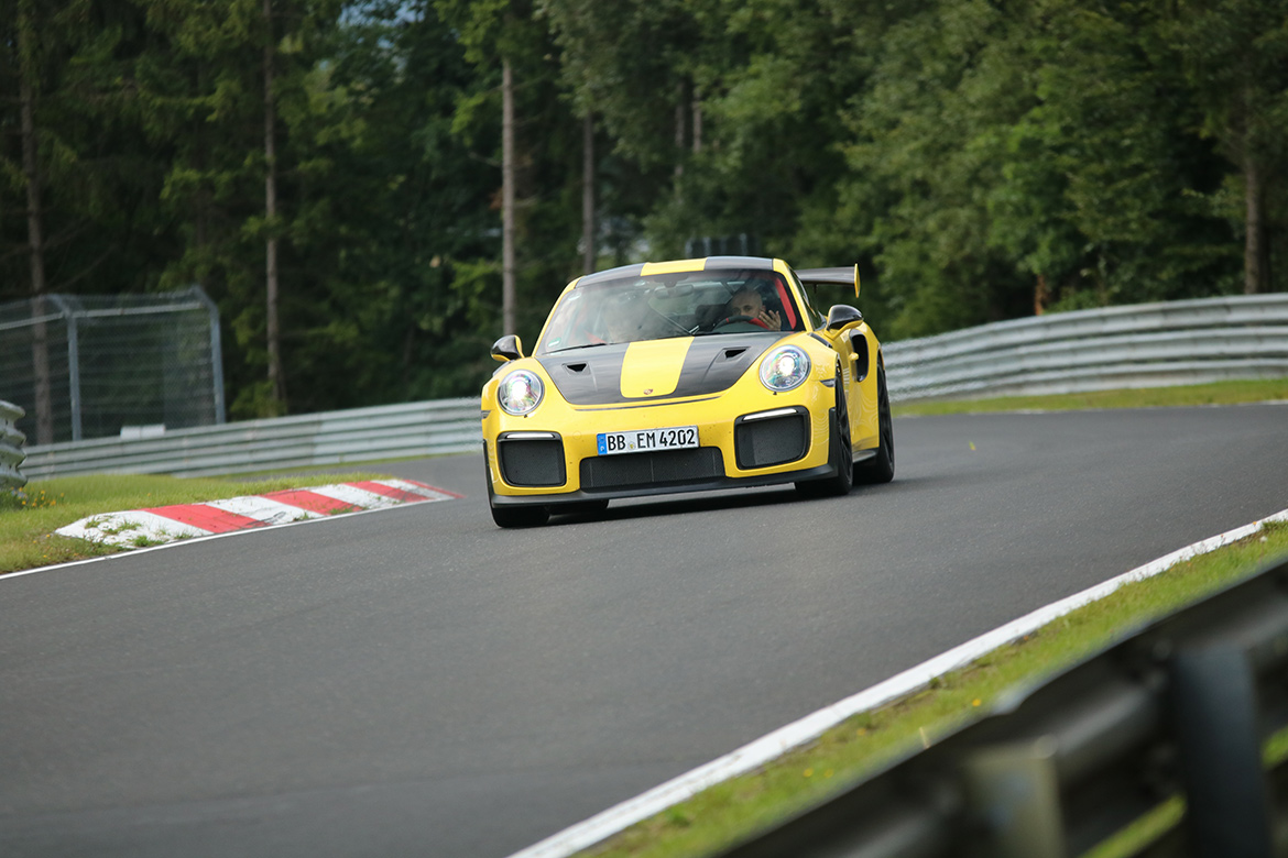 Der Porsche 991 GT2 RS auf der Nordschleife. Ohne Helm wahrscheinlich eher eine Warmup-Runde (Foto: PS Ringfotos)