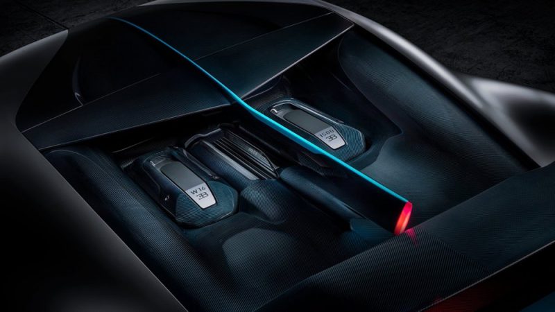 Blick auf Heckfinne und Motor des Bugatti Divo (Foto: Bugatti)