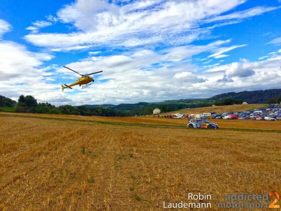 Jari-Matti Latvala wird auf der Powerstage der Rallye Deutschland 2016 von einem TV-Heli verfolgt. (Foto: Robin Laudemann)