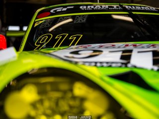 Die Ruhe vor dem Sturm: Der später siegreiche Manthey-Porsche wartet auf seinen Einsatz - VLN2 2017 (Foto: mariushecker.de)