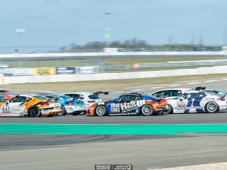 Die Porsche Cayman GT4 Trophy erfreut sich auch in der zweiten Saison großer Beliebtheit. Hier ging der Sieg an Teichmann Racing - VLN2 2017 (Foto: mariushecker.de)
