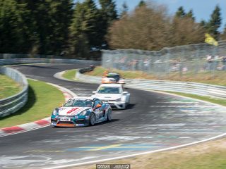 Der TCR-Golf von Mathilda Racing jagt einen der Porsche Cayman GT4 Clubsport - VLN2 2017 (Foto: mariushecker.de)