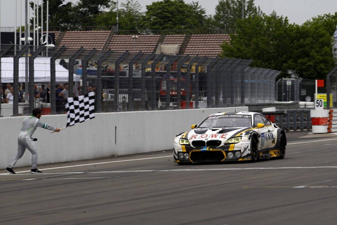 Timo Glock winkt den Rowe-BMW M6 GT3 als Zweitplatzierten des 24h-Rennens 2017 ab (Foto: BMW)