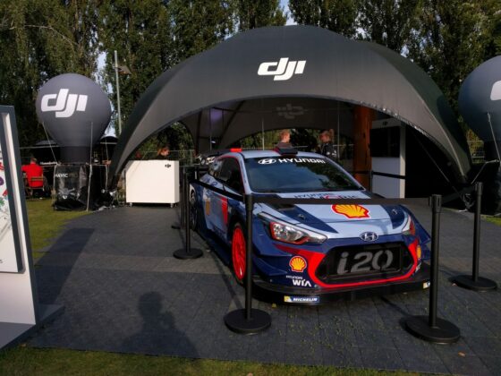 Der Hyundai i20 WRC (T. Neuville, H. Paddon, D. Sordo) vor dem Outdoor-Stand von DJI auf der IFA 2017. (Foto: Hendrik Laudemann)