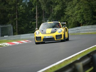 Der Porsche 991 GT2 RS auf der Nordschleife. Ohne Helm wahrscheinlich eher eine Warmup-Runde (Foto: PS Ringfotos)