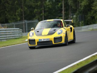 Der Porsche 991 GT2 RS auf der Nordschleife. Ohne Helm wahrscheinlich eher eine Warmup-Runde (Foto: PS Ringfotos)