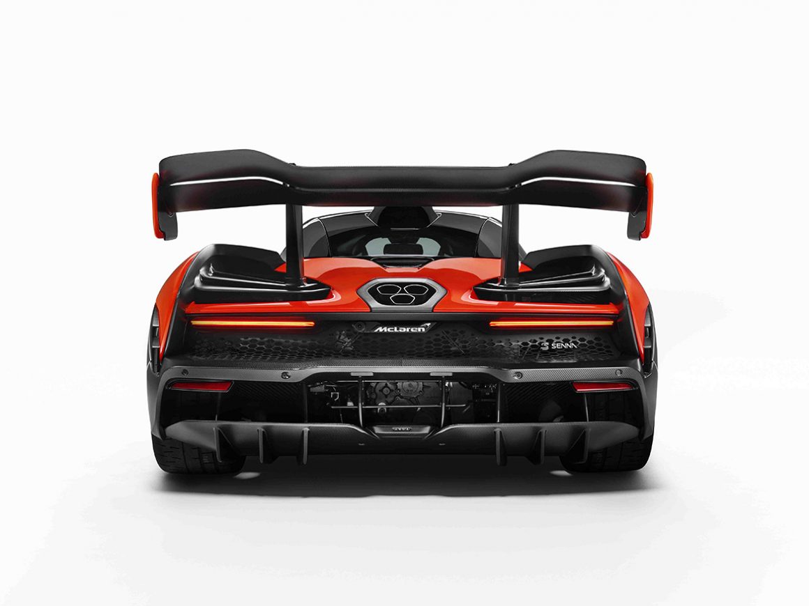 Das Heck des McLaren Senna wird von Luftauslässen und dem riesigen Heckflügel dominiert (Foto: McLaren)