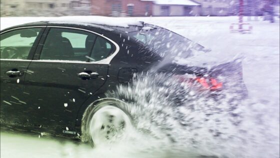 Lexus GS450h F-Sport beim Driften im Schnee