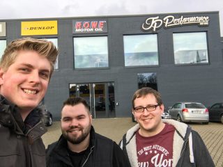 Beweis-Selfie vor dem Gebäude von JP Performance