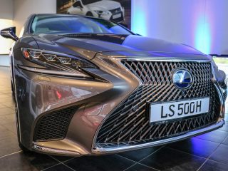 Lexus LS 500h im Lexus Forum Düsseldorf