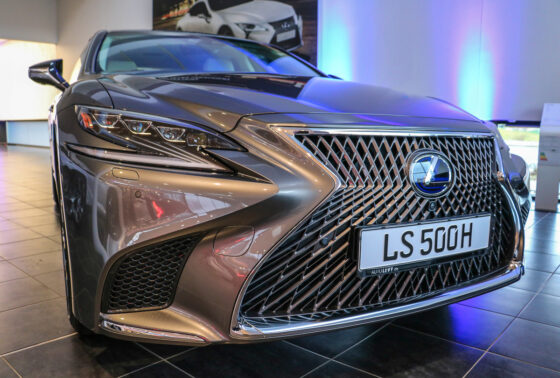 Lexus LS 500h im Lexus Forum Düsseldorf