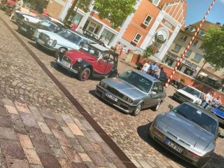 Die Teilnehmer der Oltimerrundfahrt auf dem Rathausplatz Bebra (Foto: Robin Laudemann)