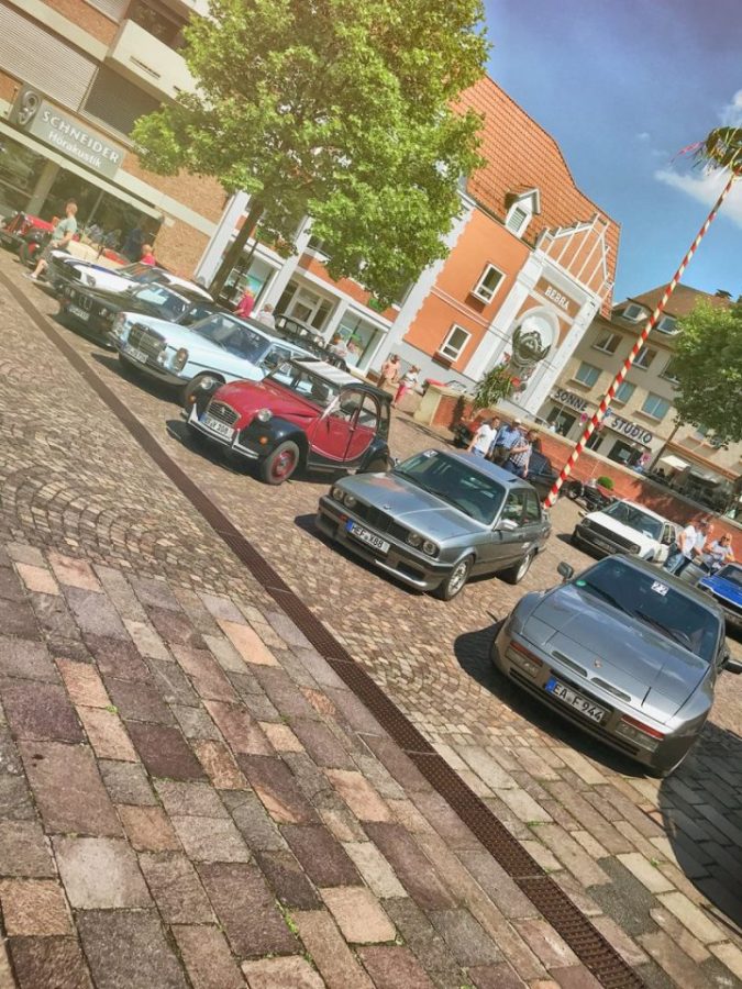 Die Teilnehmer der Oltimerrundfahrt auf dem Rathausplatz Bebra (Foto: Robin Laudemann)