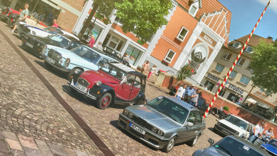 Die Teilnehmer der Oltimerrundfahrt auf dem Rathausplatz Bebra (Foto: Robin Laudemann)