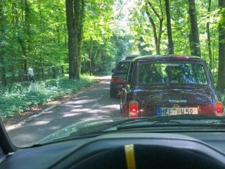 Warten auf die erste Fahraufgabe am alten Gutshaus von Rittershain (Foto: Robin Laudemann)