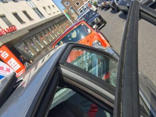 Die Warteschlange der Oldtimer vor der Fahrzeugpräsentation (Foto: Robin Laudemann)