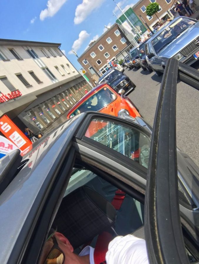 Die Warteschlange der Oldtimer vor der Fahrzeugpräsentation (Foto: Robin Laudemann)