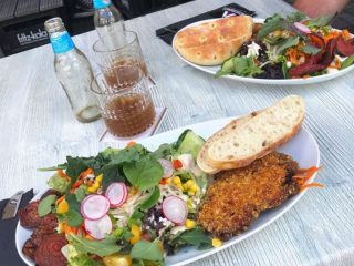 Für die Teilnehmer der Oldtimerrundfahrt gab es mittags eine ordentliche Stärkung bei Mosebergs Bar (Foto: Robin Laudemann)