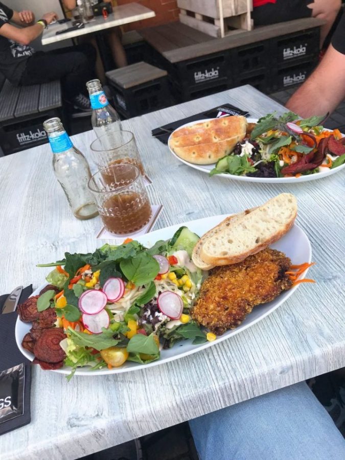 Für die Teilnehmer der Oldtimerrundfahrt gab es mittags eine ordentliche Stärkung bei Mosebergs Bar (Foto: Robin Laudemann)