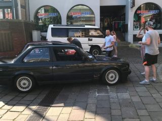 Fast bereit für den Start der Oldtimerrundfahrt (Foto: Robin Laudemann)