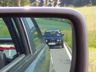 Im Formationsflug mit Fritz' E30 ging es durch das schöne Waldhessen (Foto: Sascha Wetzel)