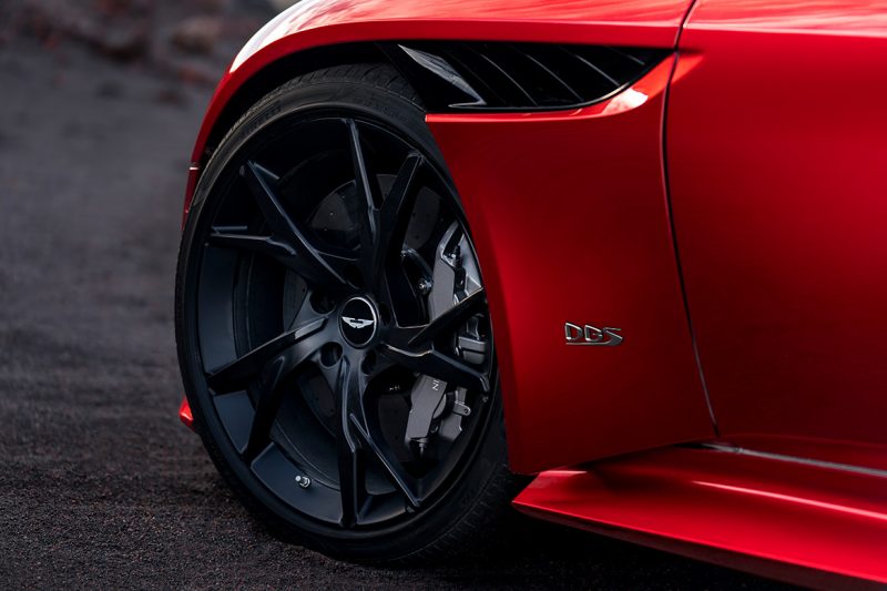 Der Aston Martin DBS Superleggera steht auf 21 Zoll großen Felgen (Foto: Aston Martin)