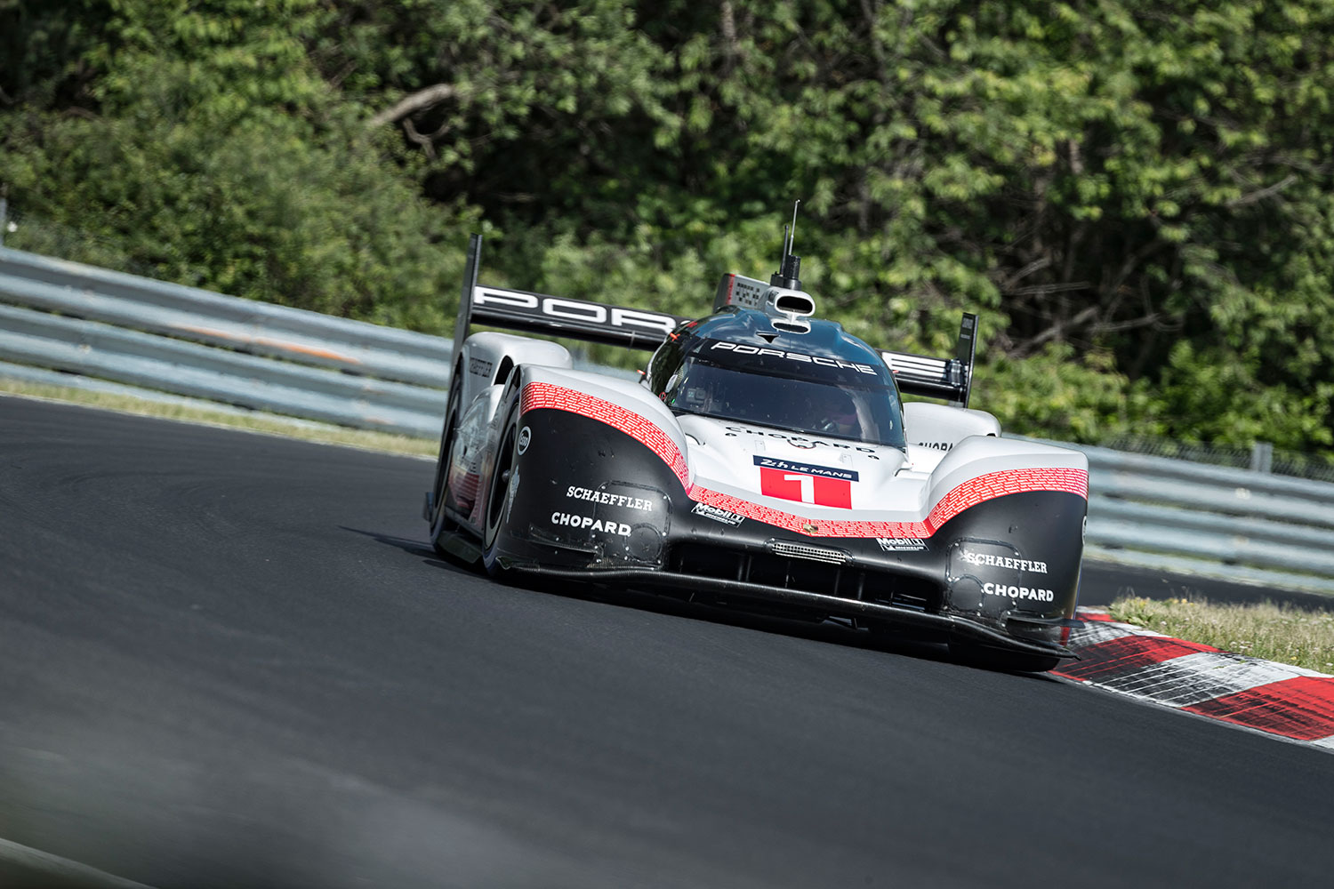 Neuer Rundenrekord auf der Nordschleife: Timo Bernhard - Porsche 919 Hybrid (Foto: Porsche)