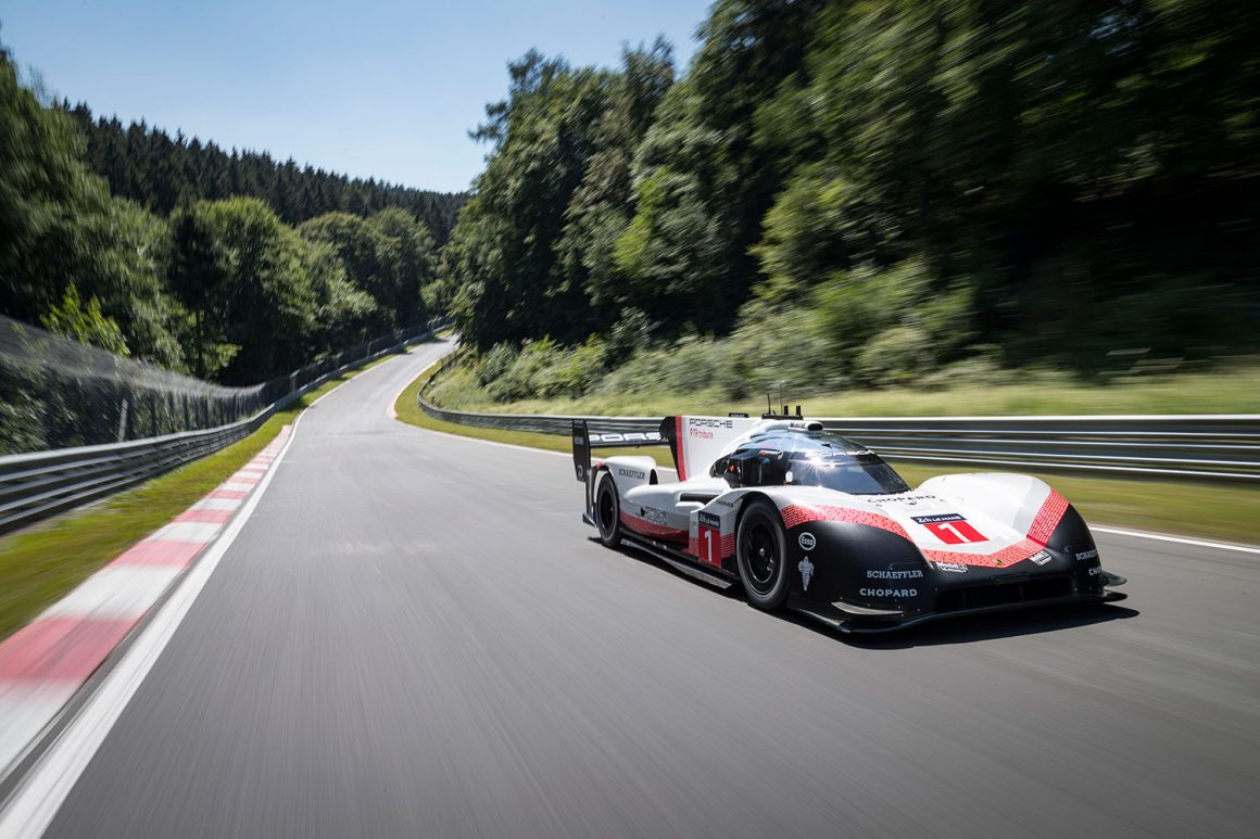 Mit 330 km/h durch die Fuchsröhre: Timo Bernhard - Porsche 919 Hybrid (Foto: Porsche)