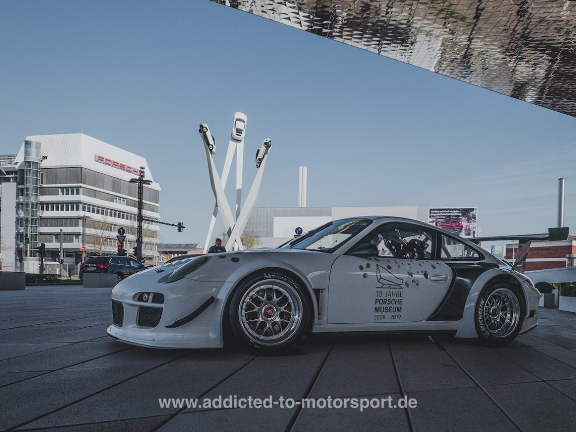 Porsche 911 GT3 R Hybrid am Porsche Platz in Stuttgart