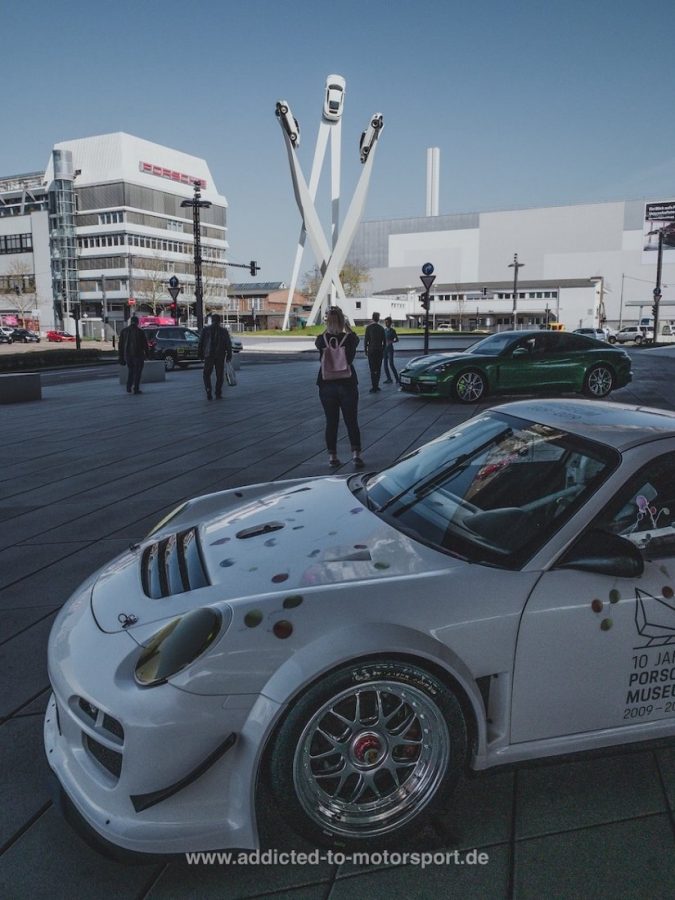 Porsche 911 GT3 R Hybrid am Porsche Platz in Stuttgart