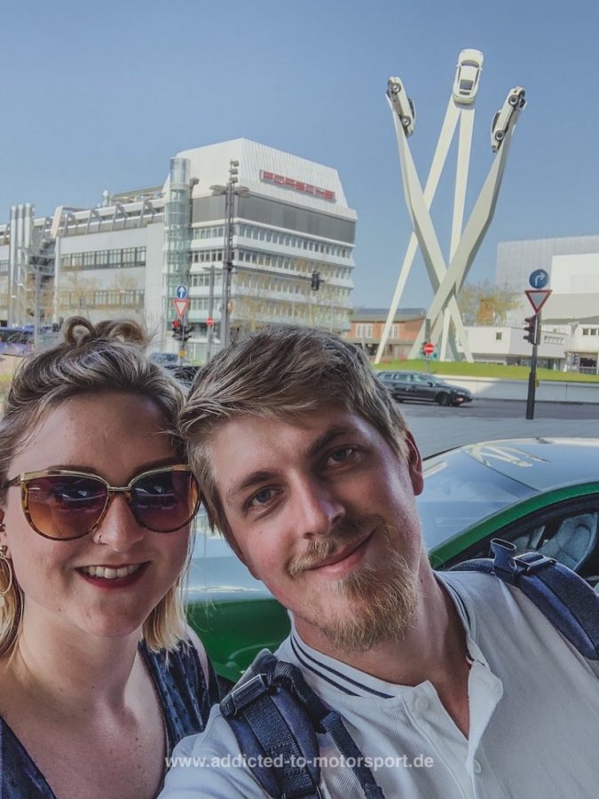 Selfie vor der Skulptur auf dem Porsche Platz