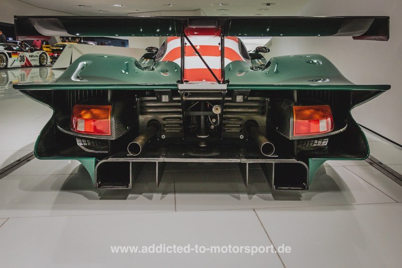 Porsche 911 GT1 - Die Heckleuchten des Serienmodells wollen nicht so recht da hin passen, erinnern aber an den Porsche 935 Moby Dick, der ebenfalls das originale Heck unter den großen Aero-Anbauteilen versteckte