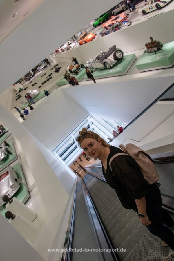 Anna im Porsche Museum