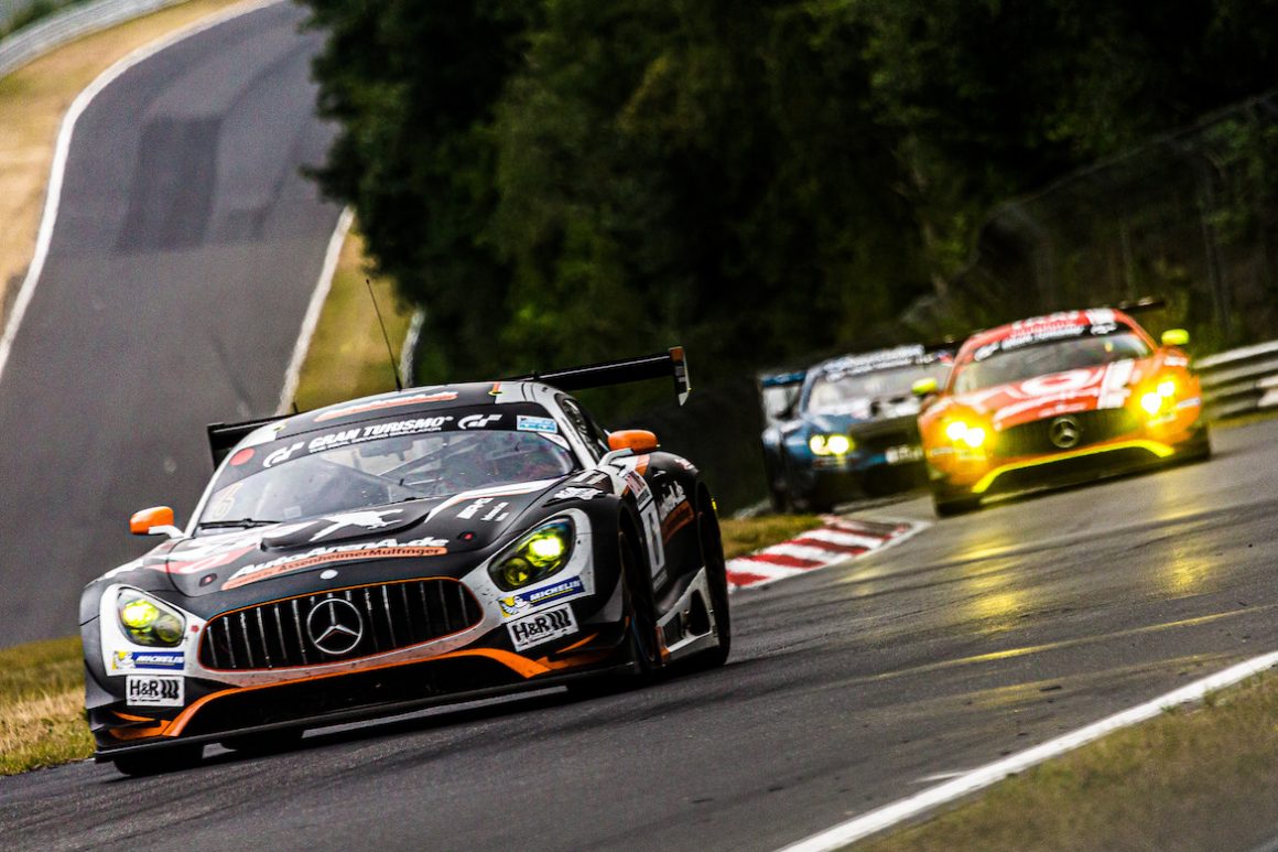 Black Falcon Mercedes AMG GT3 vor GetSpeed und dem Walkenhorst BMW M6 GT3 - VLN4 2019 (Foto: SWOOSH/Chris Frays)