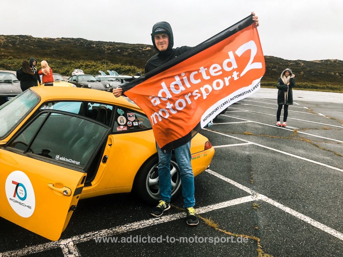 addicted to motorsport zeigt Flagge