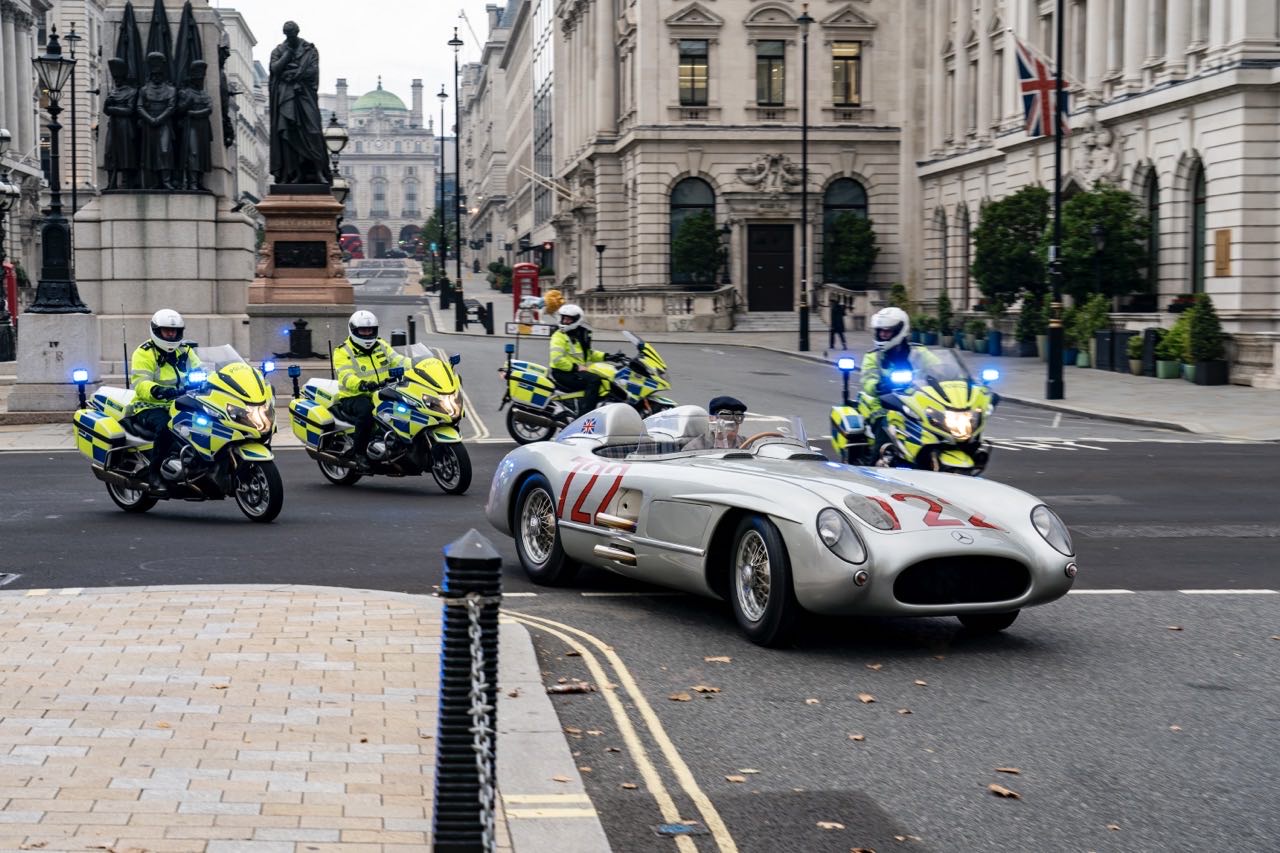 Mercedes 300 SLR 722 zu Ehren von Sir Stirling Moss in London (Foto: Mercedes)