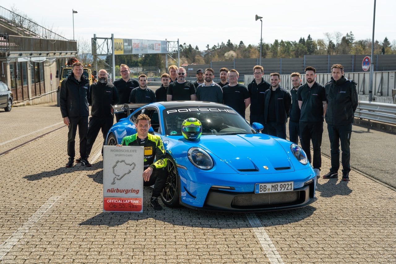 Kevin Estre, das Manthey-Team und der Porsche 911 GT3 (992) mit Manthey Performance Kit auf der Nordschleife (Foto: Porsche)